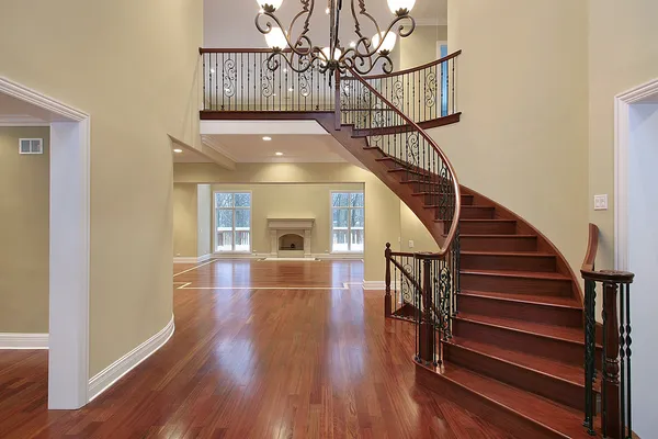 Foyer con balcón y escalera curva — Foto de Stock