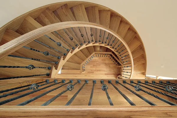 Escalier en colimaçon dans une nouvelle maison de construction — Photo