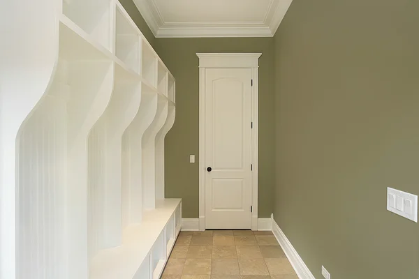 Грязьова кімната з зеленими стінами — стокове фото