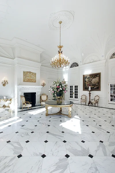 Bílý grand foyer — Stock fotografie