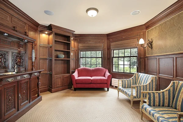 Bibliotheek met rode sofa — Stockfoto