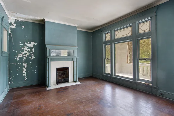 Sala de estar en casa antigua abandonada —  Fotos de Stock