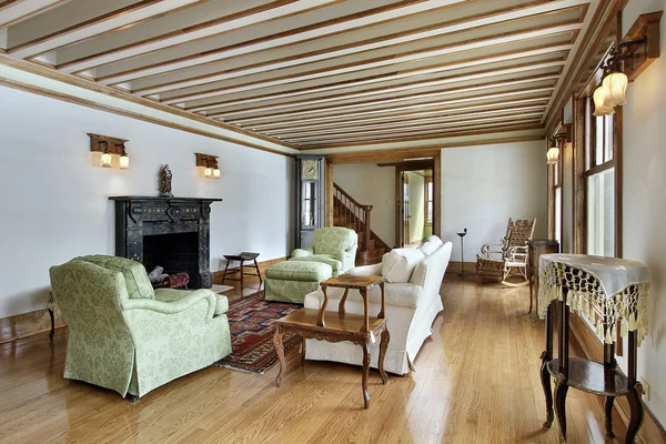 Sala de estar com teto de madeira aparada — Fotografia de Stock