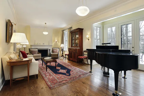 Vardagsrum med stora piano — Stockfoto
