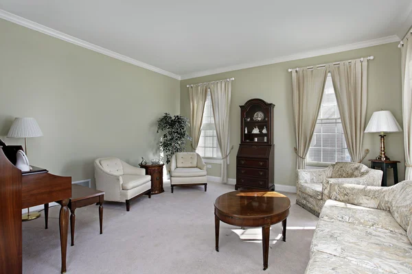 Wohnzimmer mit weißem Teppich — Stockfoto