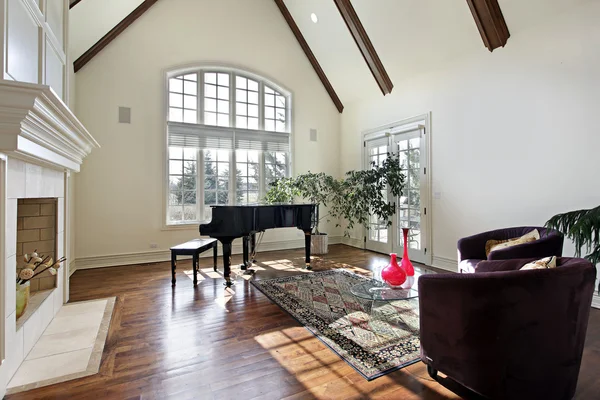 Obývací pokoj s dřevěnou stropní trámy — Stock fotografie