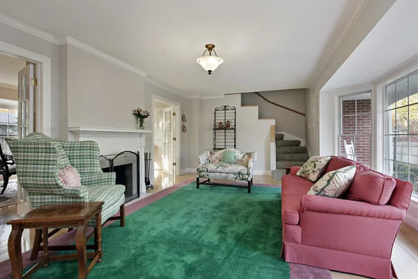 Wohnzimmer mit grünem Teppich — Stockfoto