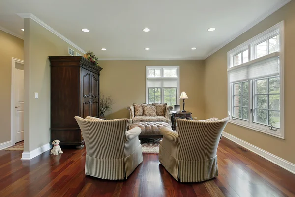 Obývací pokoj s sekvoje podlahy — Stock fotografie