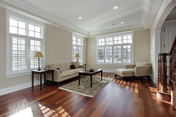 Obývací pokoj s třešňového dřeva podlahy — Stock fotografie