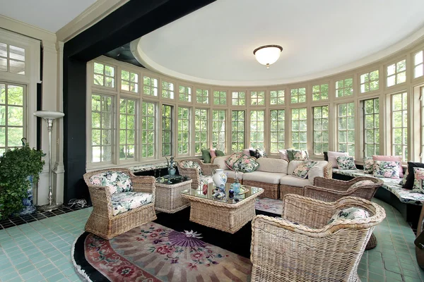 Sala de estar com parede de janelas — Fotografia de Stock