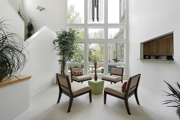 Obývací pokoj s mají celoplošná okna — Stock fotografie