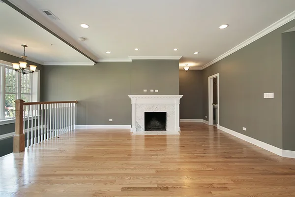 Wohnzimmer mit weißem Geländer — Stockfoto