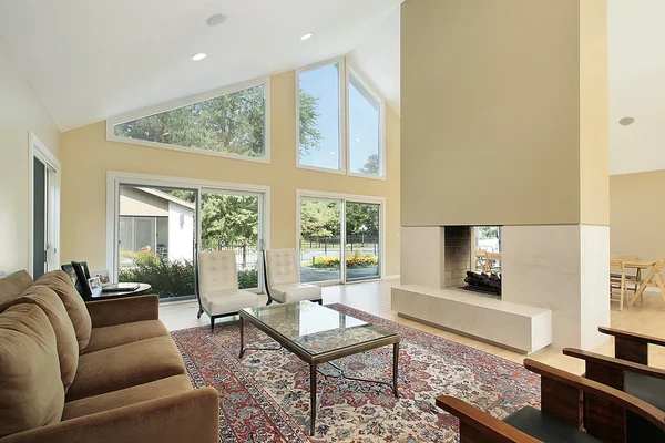 Living room με διπλασιασμένο όψης τζάκι — Φωτογραφία Αρχείου