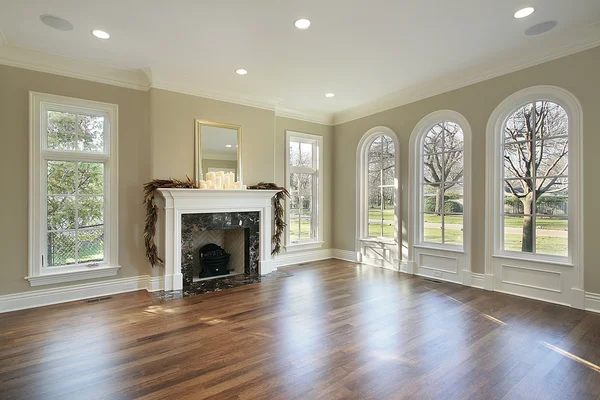 Salón con chimenea de mármol — Foto de Stock