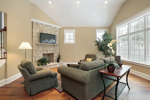 Obývací pokoj s kamenným krbem — Stock fotografie