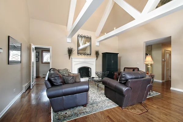 Obývací pokoj s stropní trámy — Stock fotografie