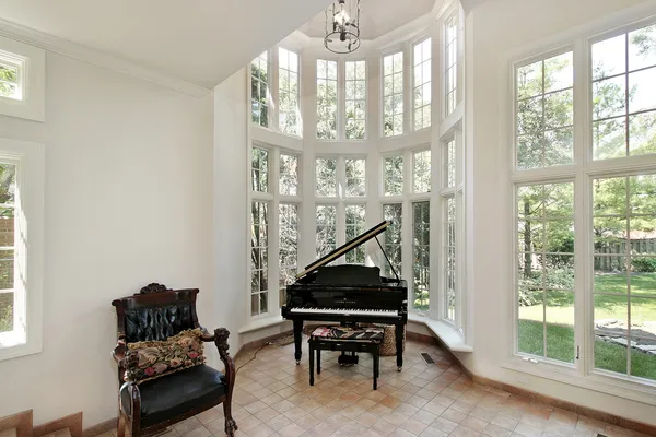 Ampia sala per pianoforte con finestre — Foto Stock
