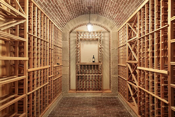Cave à vin en bois avec plafond en brique — Photo