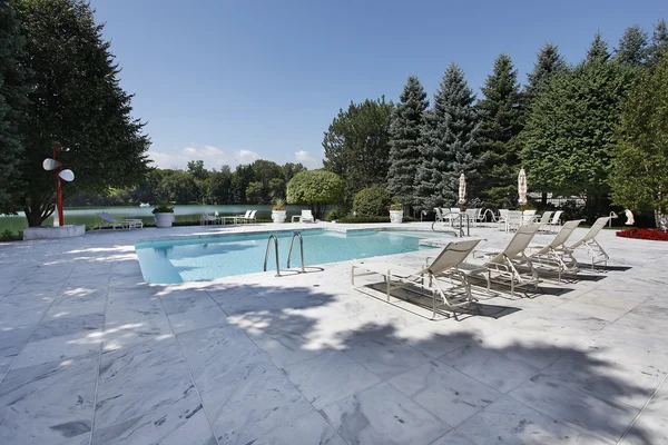 Piscina con vista al lago —  Fotos de Stock