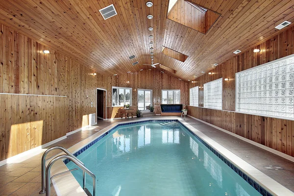 Плавание с деревянными панелями потолка — стоковое фото