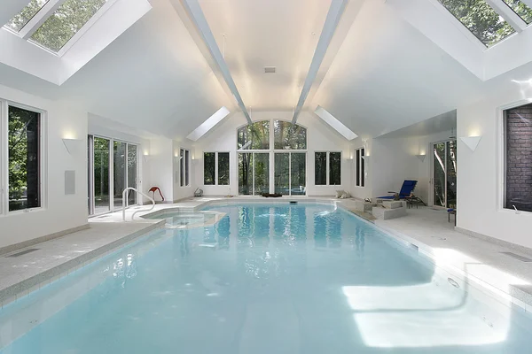 Groot zwembad in luxe binnenlandse — Stockfoto