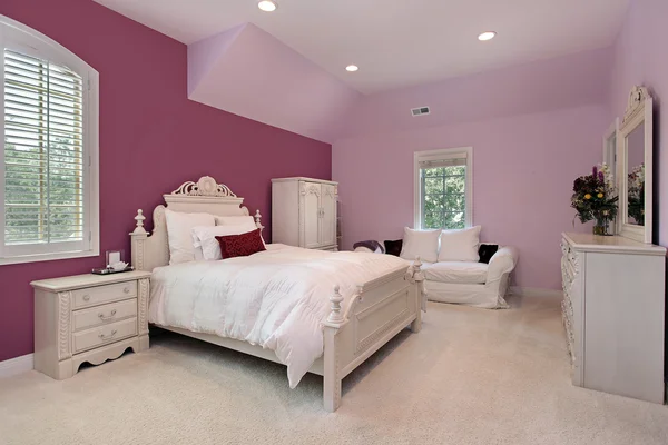 Meisje roze slaapkamer in luxehuis — Stockfoto