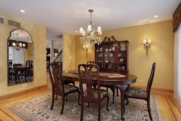 Altın duvarları ile yemek odası — Stok fotoğraf