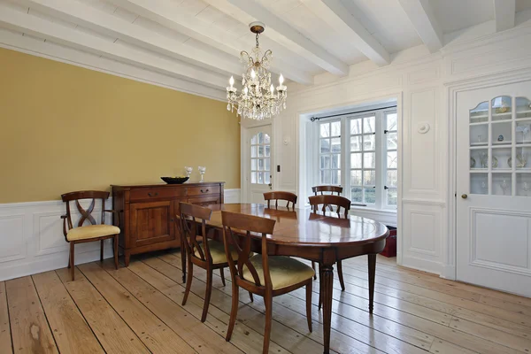 Sala de jantar com vigas de madeira de teto branco — Fotografia de Stock
