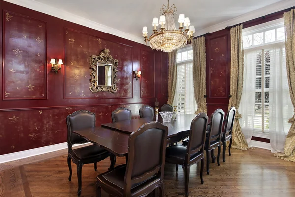 Kırmızı duvarlar ile yemek odası — Stok fotoğraf
