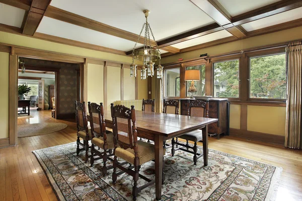 Sala de jantar com tectos de viga de madeira — Fotografia de Stock