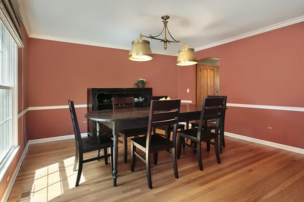 Somon renkli duvarlar ile yemek odası — Stok fotoğraf