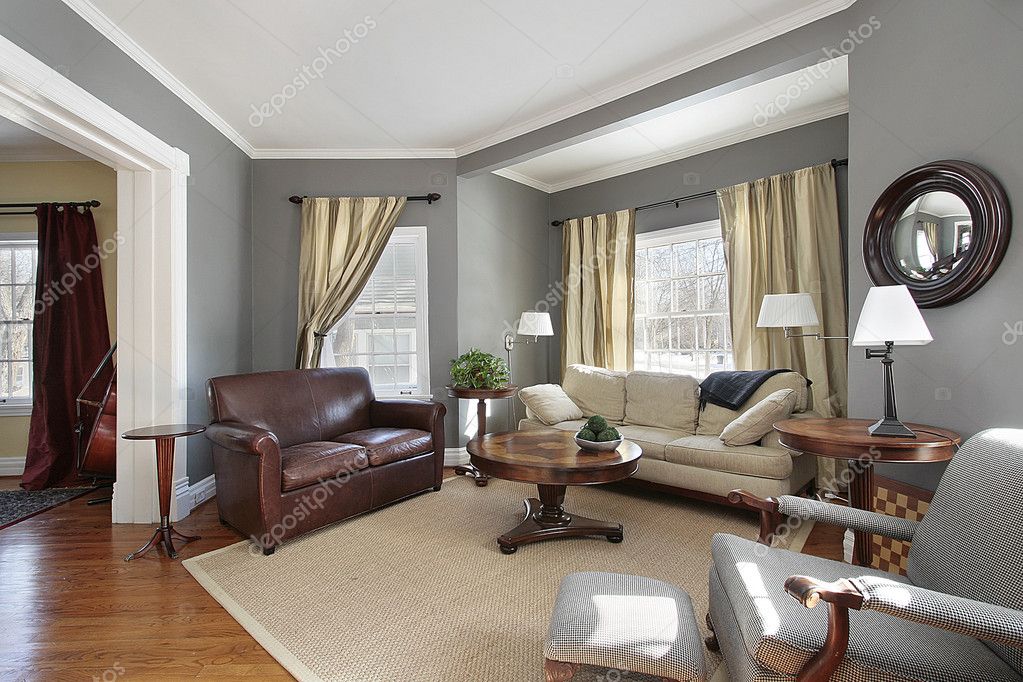 Grijze stof stoel en planten in de woonkamer — stockfoto ... Gezellige woonkamer living rooms