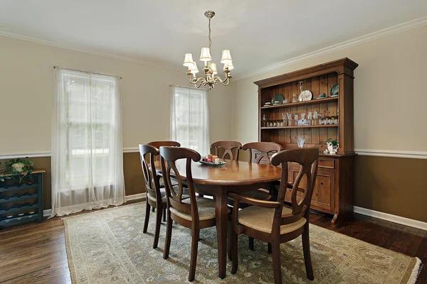 Sala de jantar com mesa de madeira de carvalho — Fotografia de Stock