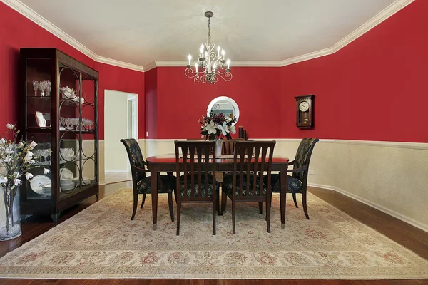 Kırmızı duvarlar ile yemek odası — Stok fotoğraf