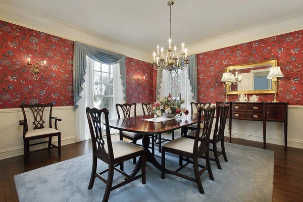 Sala de jantar com papel de parede floral vermelho — Fotografia de Stock
