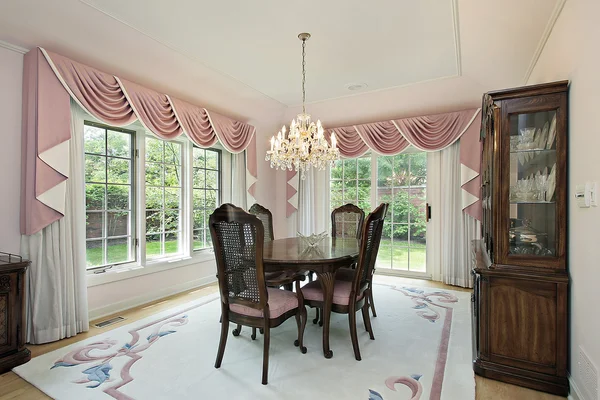 Sala de jantar com cortinas rosa — Fotografia de Stock