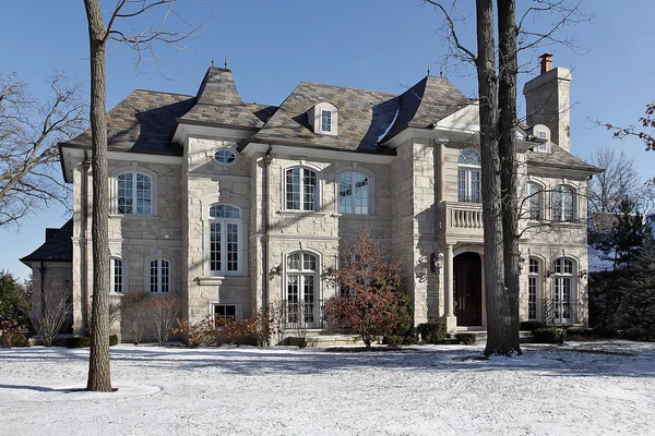 Casa de pedra de luxo no inverno — Fotografia de Stock