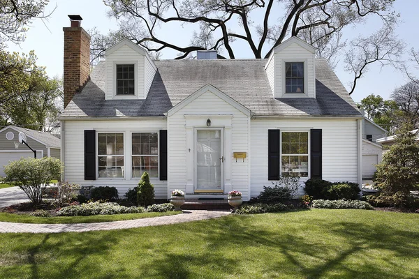 Casa suburbana bianca — Foto Stock