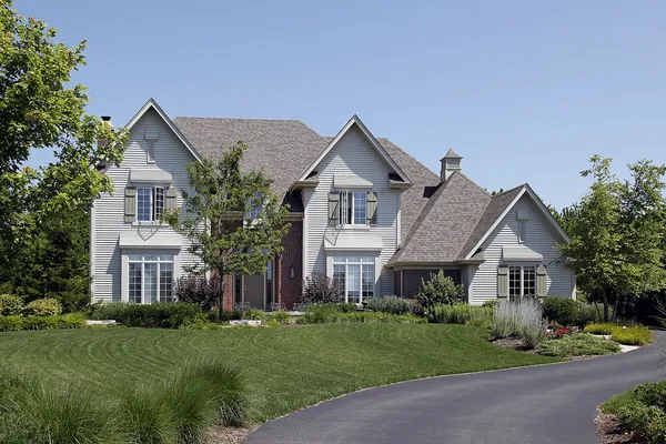 Casa suburbana con revestimiento blanco — Foto de Stock
