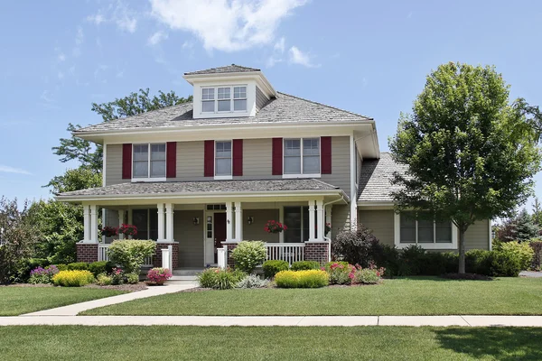 Casa suburbana con persianas rojas —  Fotos de Stock