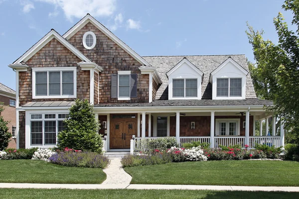 Casa suburbana con porche delantero —  Fotos de Stock