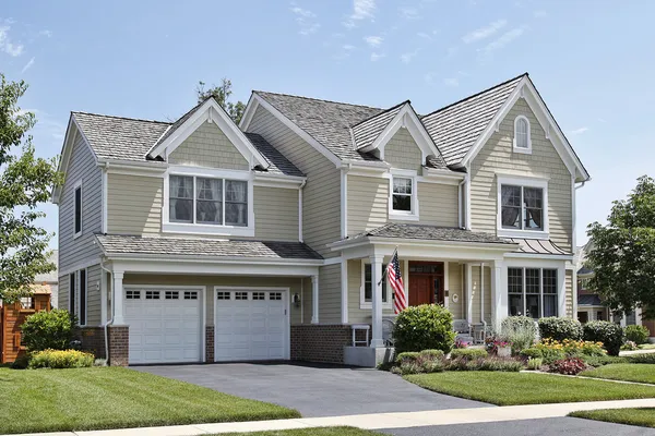 Casa suburbana con porche delantero — Foto de Stock