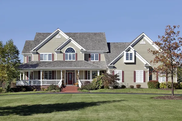 Groot huis met front porch en ceder dak — Stockfoto