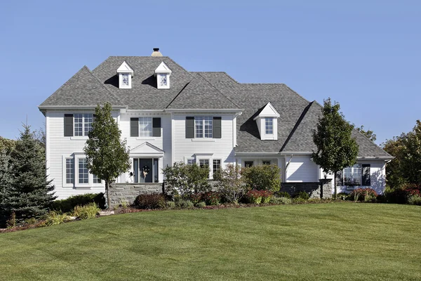 흰색 사이 딩과 큰 집 — 스톡 사진