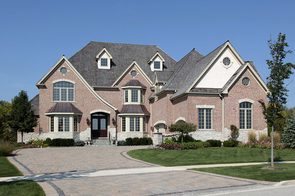 Роскошный кирпичный дом с кедровой крышей
