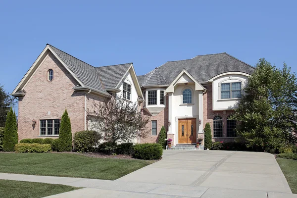 Large home with arched entry — Stock Photo, Image