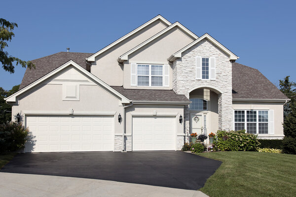 Роскошный дом с каменным входом
