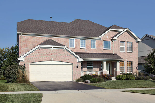 Кирпичный дом с крыльцом
