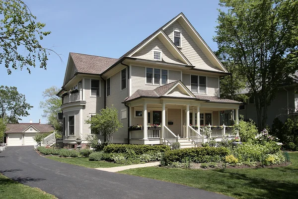 Luxury home with front porch — Zdjęcie stockowe