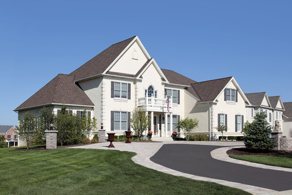 Роскошный дом с балконом
